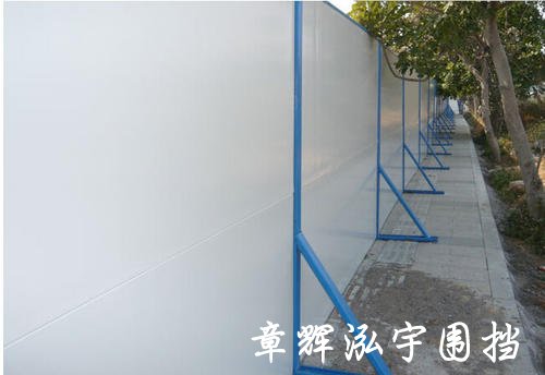 武汉市蔡甸区道路施工夹芯板围挡安装案例